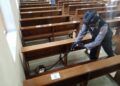 Penjinak bom atau Jihandak dari Polres Tuban mensterilisasi sejumlah gereja di Tuban. (Foto: Moch Abdurrochim)