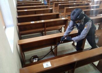 Penjinak bom atau Jihandak dari Polres Tuban mensterilisasi sejumlah gereja di Tuban. (Foto: Moch Abdurrochim)
