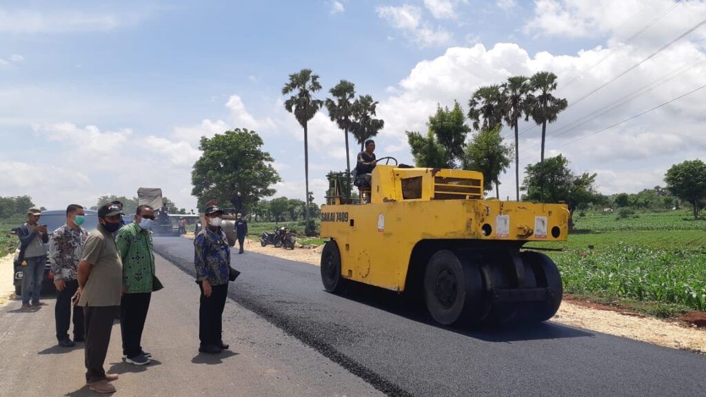 Wakil Bupati Tuban, Noor Nahar Husain didampingi Kepala Dinas PUPR Kabupaten Tuban, Agung Supriadi meninjau pembangunan JLS Tuban, Kamis (10/12/2020)