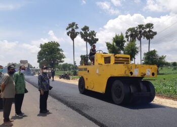 Wakil Bupati Tuban, Noor Nahar Husain didampingi Kepala Dinas PUPR Kabupaten Tuban, Agung Supriadi meninjau pembangunan JLS Tuban, Kamis (10/12/2020)