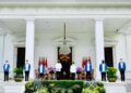 Jokowi dan Ma'ruf Amin beserta 6 menteri baru yang dikenalkan di Istana Negara, Selasa (22/12/2020) petang. (Foto: Biro Pers Sekretariat Presiden) daftar menteri baru jokowi