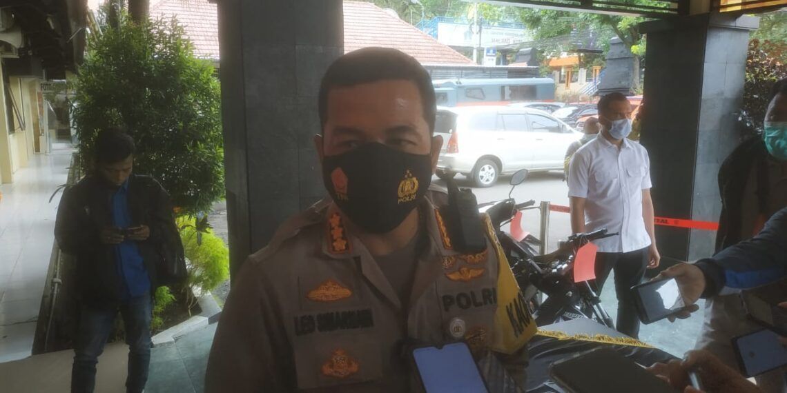 Polresta Malang Kota Selidiki Sebaran Kotak Amal yang Diduga Milik Jaringan Teroris 1 Kapolresta Malang Kota Kombes Pol Leonardus Simarmata. (Foto: Azmy/Tugu Malang/Tugu Jatim) saat mengomentari kotak amal milik jaringan teroris