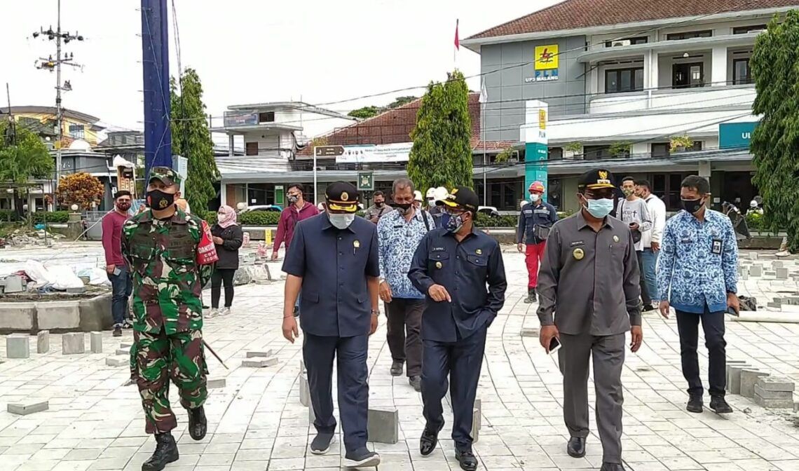 Kayutangan Heritage Kota Malang Selesai Tepat Waktu, Dibuka Mulai Pekan Depan 1 Wali Kota Malang Sutiaji bersama jajaran Forkopimda Kota Malang saat meninjau progres pengerjaan proyek Kayutangan Heritage, Kamis (17/12) (Foto: Azmy/Tugu Malang/Tugu Jatim)