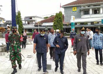 Wali Kota Malang Sutiaji bersama jajaran Forkopimda Kota Malang saat meninjau progres pengerjaan proyek Kayutangan Heritage, Kamis (17/12) (Foto: Azmy/Tugu Malang/Tugu Jatim)