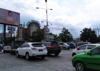 Suasana arus lalu lintas di perempatan Avia, Jalan Basuki Rahmat, Kayutangan, Malang saat Libur Nataru terpantau agak padat lancar, Jumat (25/12/2020) (Foto: Azm/Tugu Malang/Tugu Jatim)