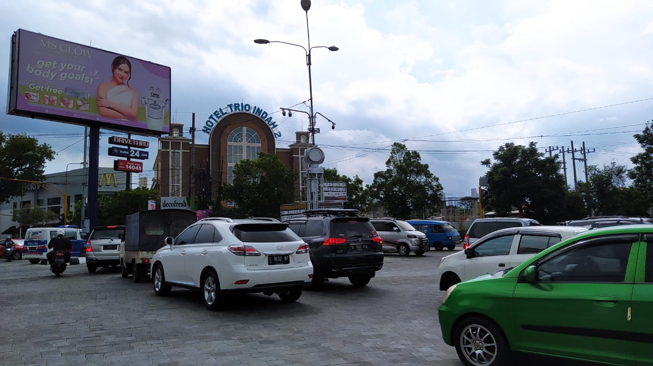 Suasana arus lalu lintas di perempatan Avia, Jalan Basuki Rahmat, Kayutangan, Malang saat Libur Nataru terpantau agak padat lancar, Jumat (25/12/2020) (Foto: Azm/Tugu Malang/Tugu Jatim)
