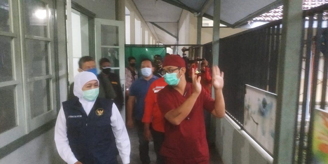 Angka Kasus Terus Melonjak, RS Lapangan di Malang Siap Dibuka 10 Hari Lagi 1 Gubernur Jatim Khofifah bersama jajaran Forkopimda Malang Raya saat meninjau kesiapan RS Lapangan di Politeknik Kesehatan Malang, Sabtu (5/12) (Foto: AZM/Tugu Malang ID)