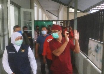Gubernur Jatim Khofifah bersama jajaran Forkopimda Malang Raya saat meninjau kesiapan RS Lapangan di Politeknik Kesehatan Malang, Sabtu (5/12) (Foto: AZM/Tugu Malang ID)