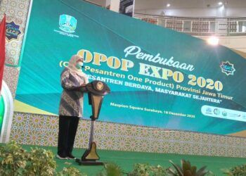 Gubernur Jawa Timur, Khofifah Indar Parawansa saat membuka OPOP Expo 2020 di Atrium Maspion Square Surabaya, Jumat (18/12/2020), pukul 10.30 WIB. (Foto: Rangga Aji/Tugu Jatim)