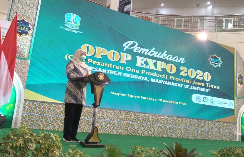 Gubernur Jawa Timur, Khofifah Indar Parawansa saat membuka OPOP Expo 2020 di Atrium Maspion Square Surabaya, Jumat (18/12/2020), pukul 10.30 WIB. (Foto: Rangga Aji/Tugu Jatim)