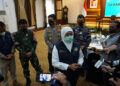 Gubernur Jatim. Khofifah Indar Parawansa bersama Sekdaprov Jatim, Pangdam V/Brawijaya, Kapolda Jatim dan Pangkoarmada II di Gedung Negara Grahadi Surabaya, Sabtu (26/12/2020). (Foto: Kominfo Jatim)