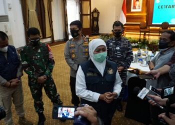 Gubernur Jatim. Khofifah Indar Parawansa bersama Sekdaprov Jatim, Pangdam V/Brawijaya, Kapolda Jatim dan Pangkoarmada II di Gedung Negara Grahadi Surabaya, Sabtu (26/12/2020). (Foto: Kominfo Jatim)