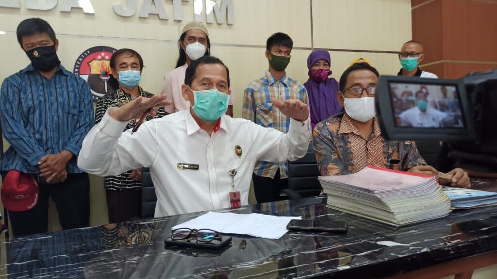 Korban lumpur Lapindo saat menggelar sesi konferensi pers didampingi staf Menko Polhukam di Mapolda Jatim. (Foto: Humas Polda Jatim)