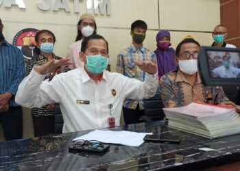 Korban lumpur Lapindo saat menggelar sesi konferensi pers didampingi staf Menko Polhukam di Mapolda Jatim. (Foto: Humas Polda Jatim)