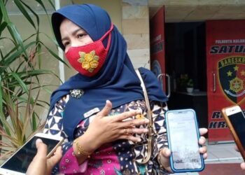 Ahyani Musaidah, warga Malang jadi korban pembobolan rekening sebanyak 26 kali. Rp 10 juta pun amblas mengalir ke jaringan toko game online. (Foto: AZM/Tugu Malang/Tugu Jatim)