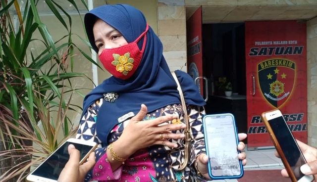 Ahyani Musaidah, warga Malang jadi korban pembobolan rekening sebanyak 26 kali. Rp 10 juta pun amblas mengalir ke jaringan toko game online. (Foto: AZM/Tugu Malang/Tugu Jatim)