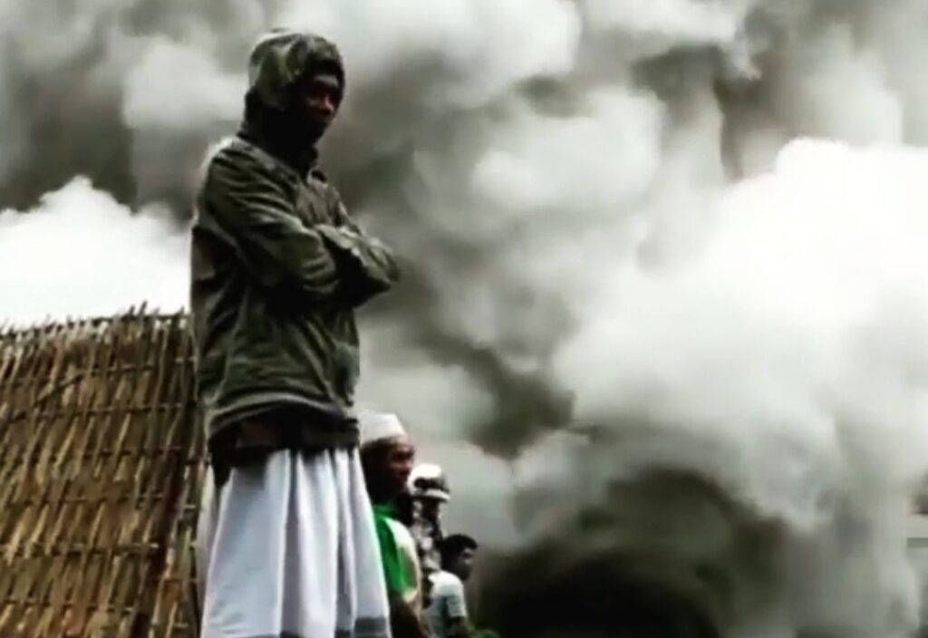 Warga menikmati lahar Gunung Semeru yang mengeluarkan asap pekat usai terguyur air hujan. (Foto: Dokumen Tugu Malang)