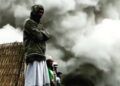 Warga menikmati lahar Gunung Semeru yang mengeluarkan asap pekat usai terguyur air hujan. (Foto: Dokumen Tugu Malang)