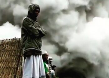 Warga menikmati lahar Gunung Semeru yang mengeluarkan asap pekat usai terguyur air hujan. (Foto: Dokumen Tugu Malang)