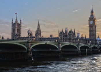 Gedung Parlemen Inggris. Ilustrasi Inggris ditekan ilmuwan untuk memberlakukan lockdown penuh. (Foto: Pixabay)