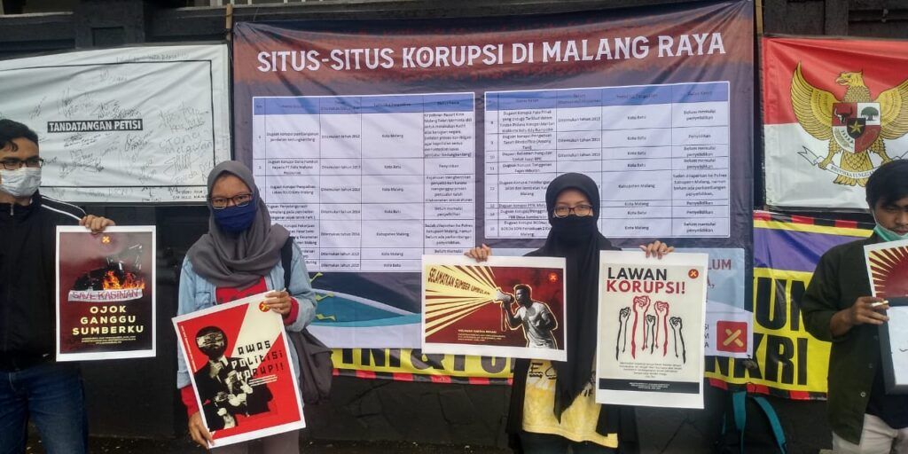 Aktivis anti korupsi dari Malang Corruption Watch (MCW) menggelar aksi unjuk rasa mengkritisi ajang Pilkada Kabupaten Malang, Rabu (9/12). Hari Anti Korupsi Sedunia