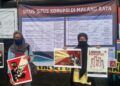 Aktivis anti korupsi dari Malang Corruption Watch (MCW) menggelar aksi unjuk rasa mengkritisi ajang Pilkada Kabupaten Malang, Rabu (9/12). Hari Anti Korupsi Sedunia