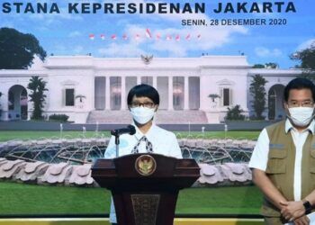 Menlu Retno Marsudi dan juga Prof Wiku Adisasmito saat memberikan pernyataan terkait penutupan Indonesia bagi WNA akibat adanya laporan varian baru virus corona. (Foto: Sekretariat Negara)
