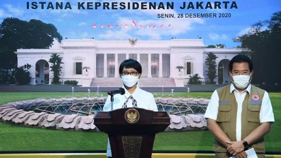 Menlu Retno Marsudi dan juga Prof Wiku Adisasmito saat memberikan pernyataan terkait penutupan Indonesia bagi WNA akibat adanya laporan varian baru virus corona. (Foto: Sekretariat Negara)
