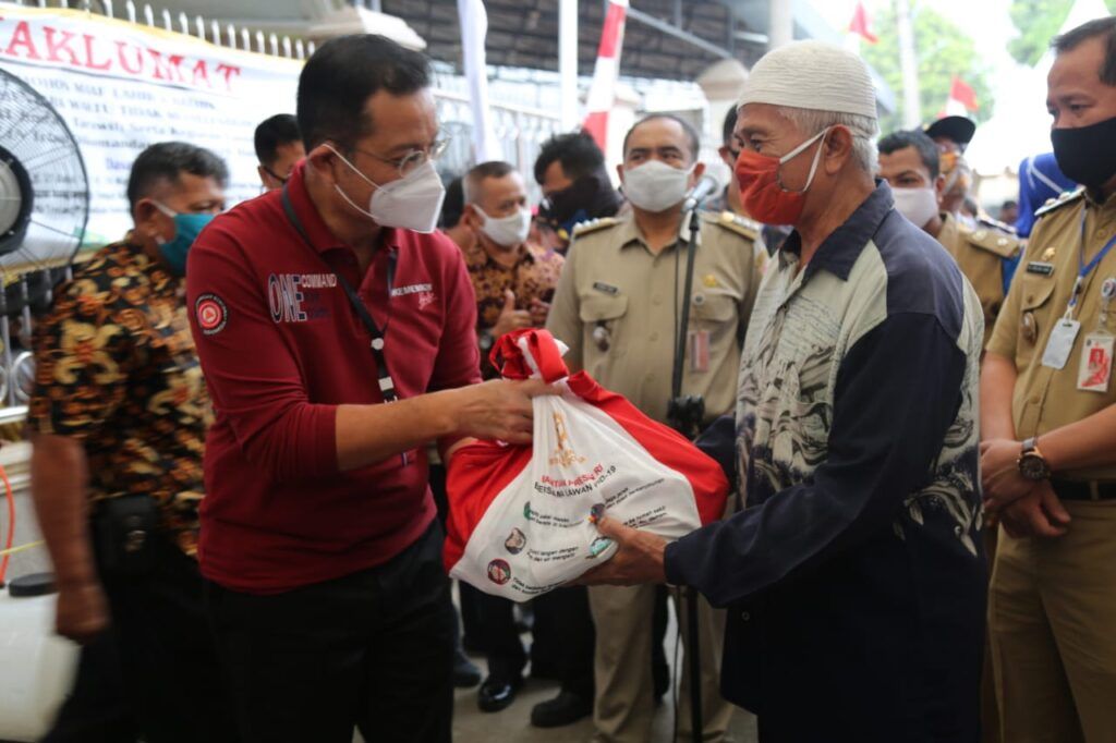 Mensos Juliari Batubara ketika memberikan sembako bantuan COVID-19. (Foto: Kemensos RI)