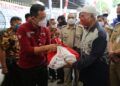 Mensos Juliari Batubara ketika memberikan sembako bantuan COVID-19. (Foto: Kemensos RI)