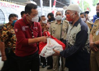 Mensos Juliari Batubara ketika memberikan sembako bantuan COVID-19. (Foto: Kemensos RI)