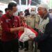 Mensos Juliari Batubara Diduga Pungut Rp 10 Ribu per Paket Sembako 15 Mensos Juliari Batubara ketika memberikan sembako bantuan COVID-19. (Foto: Kemensos RI)