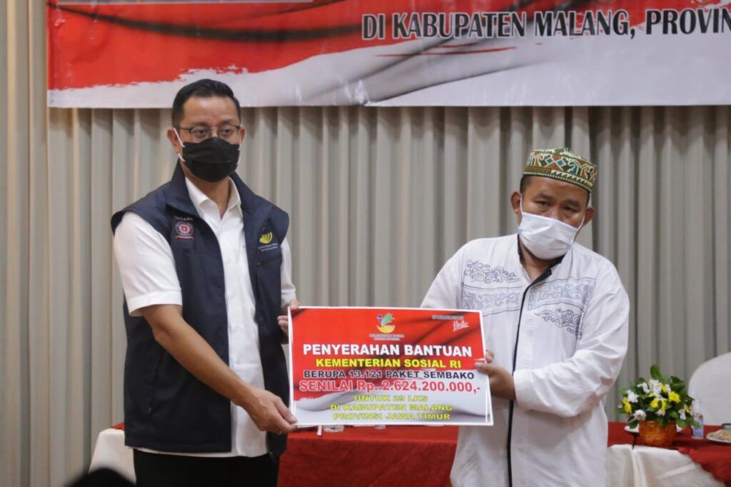 Mensos Juliari Batubara ketika menyalurkan bantuan di Kecamatan Pakis, Kabupaten Malang. (Foto: Kemensos RI)