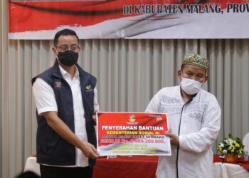 Mensos Juliari Batubara ketika menyalurkan bantuan di Kecamatan Pakis, Kabupaten Malang. (Foto: Kemensos RI)