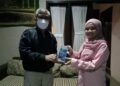 Pemimpin Redaksi Tugu Jatim ID, Nucrholis MA Basyari bersama pemenang undian smartphone, Mila Arinda. (Foto: Dokumen)