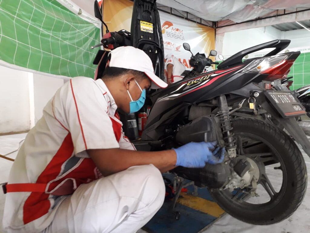 Perawatan motor saat musim hujan misalnya bisa dilakukan secara rutin di bengkel AHASS terdekat. (Foto: Dokumen) tips perawatan motor saat musim hujan