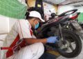 Perawatan motor saat musim hujan misalnya bisa dilakukan secara rutin di bengkel AHASS terdekat. (Foto: Dokumen) tips perawatan motor saat musim hujan