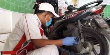 Perawatan motor saat musim hujan misalnya bisa dilakukan secara rutin di bengkel AHASS terdekat. (Foto: Dokumen) tips perawatan motor saat musim hujan