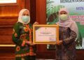 Bupati Bojonegoro Anna Mu’awanah menerima penghargaan dari Gubernur Khofifah atas kesuksesan dalam mengentaskan desa tertinggal. (Foto: