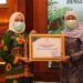 Bupati Bojonegoro Anna Mu’awanah menerima penghargaan dari Gubernur Khofifah atas kesuksesan dalam mengentaskan desa tertinggal. (Foto: