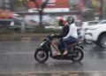 Pengendara motor menerbos hujan. Tips menjaga kesehatan.