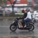 Pengendara motor menerbos hujan. Tips menjaga kesehatan.