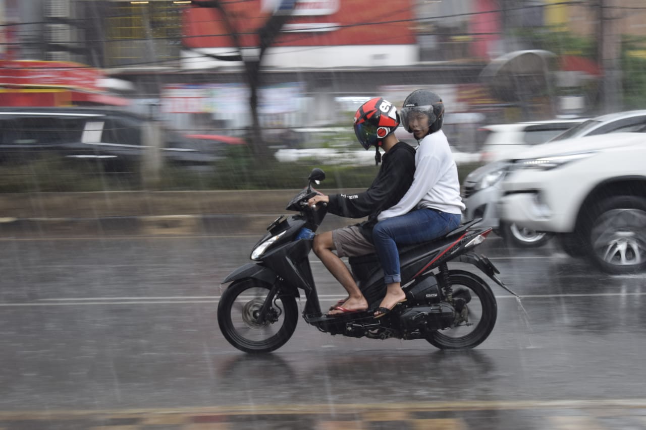 Pengendara motor menerbos hujan. Tips menjaga kesehatan.