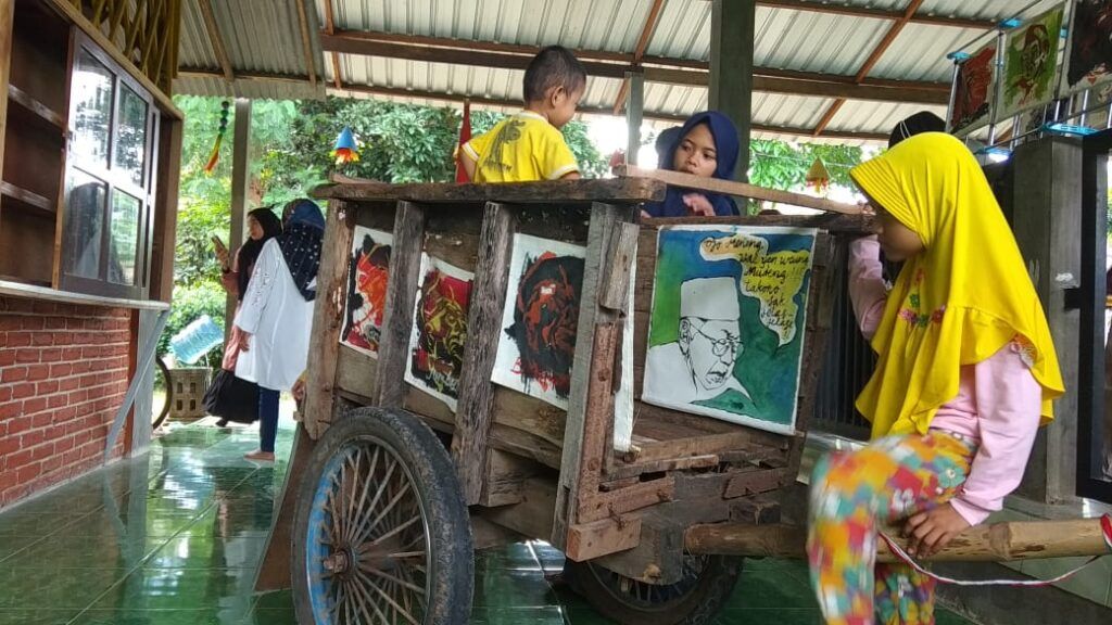 Taman Baca Mahanani Kediri menggelar Pameran Lukisan dan Pitutur Gus Dur untuk peringati haul ke-11 presiden ke-4 RI tersebut. (Foto: Noe/Tugu Jatim)