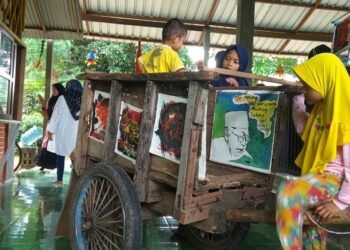 Taman Baca Mahanani Kediri menggelar Pameran Lukisan dan Pitutur Gus Dur untuk peringati haul ke-11 presiden ke-4 RI tersebut. (Foto: Noe/Tugu Jatim)