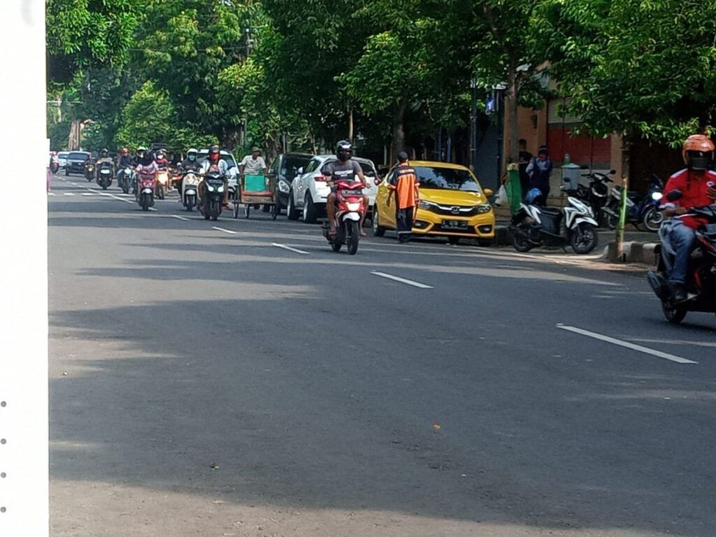 Suasana parkir di Kabupaten Tuban. Retribusi parkir berlangganan di Tuban melampaui target. (Foto: Moch Abdurrochim/Tugu Jatim)