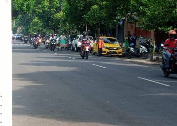 Suasana parkir di Kabupaten Tuban. Retribusi parkir berlangganan di Tuban melampaui target. (Foto: Moch Abdurrochim/Tugu Jatim)