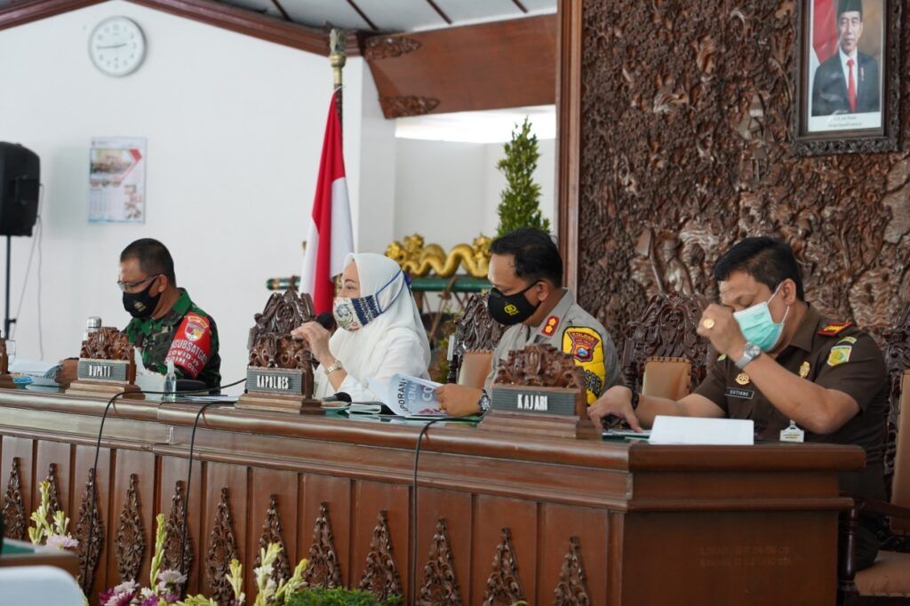 Rapat koordinasi terkait jam malam untuk beberapa kecamatan di Kabupaten Bojonegoro. (Foto: Humas Pemkab Bojonegoro)