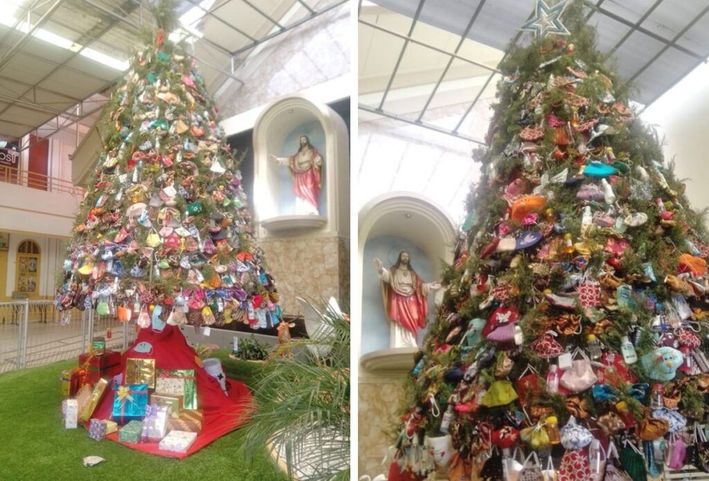 Pohon Natal yang berhiaskan masker di Gereja Kristus Raja Surabaya. (Foto: Rangga Aji/Tugu Jatim) pohon natal masker