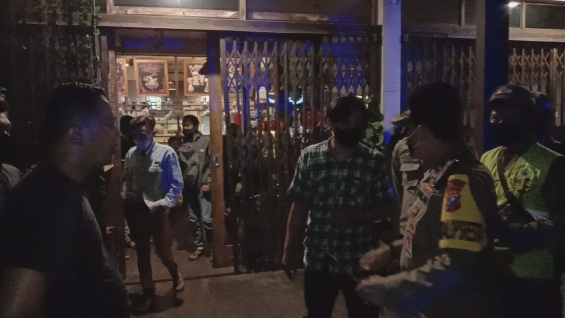 Polresta Malang Kota Bubarkan Kerumunan di Kafe dan Angkringan 1 Penertiban tim gabungan menyasar kerumunan di kafe dan angkringan, Rabu (30/12/2020). (Foto : Humas Polresta Malang Kota)
